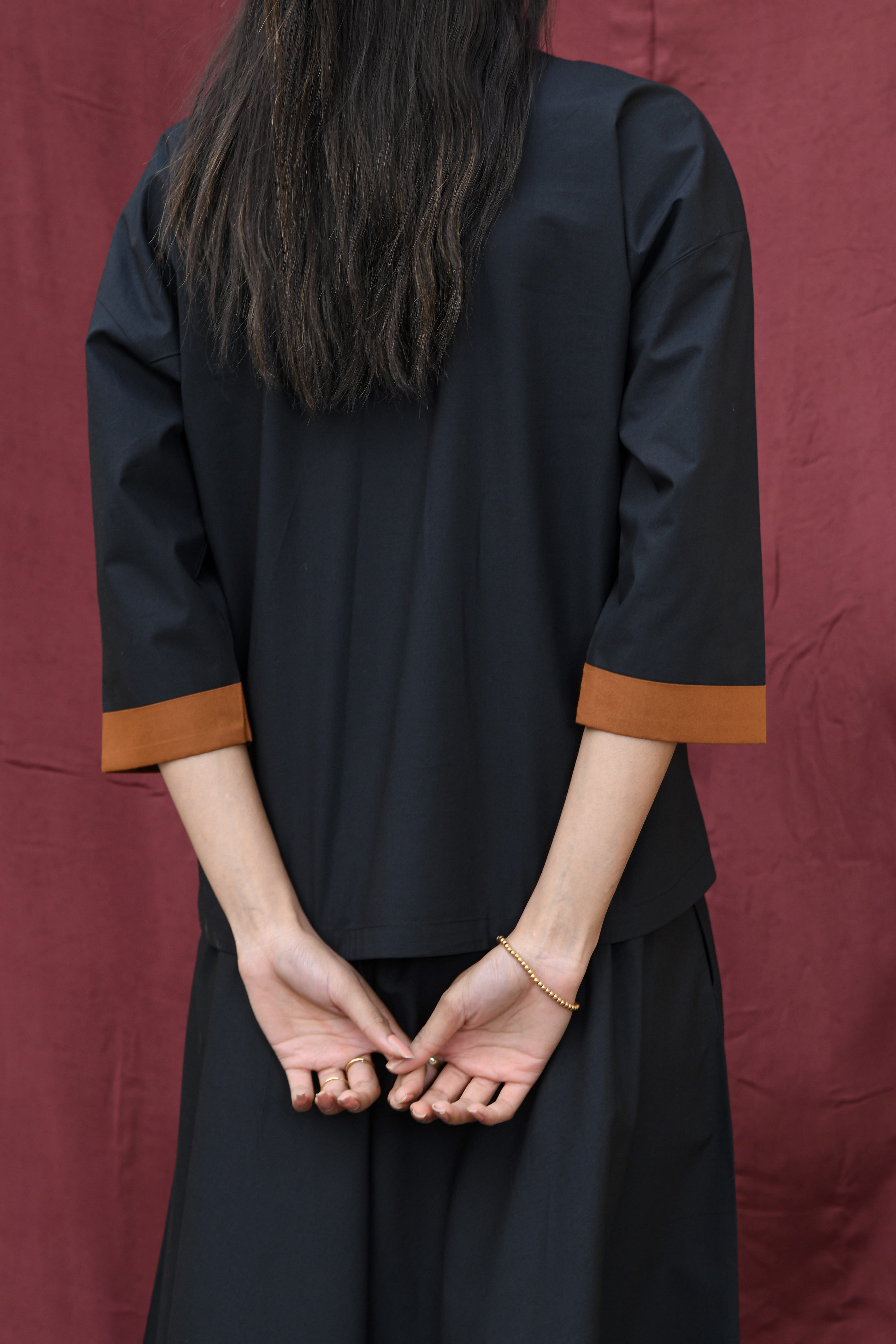 BLACK BOXY TOP